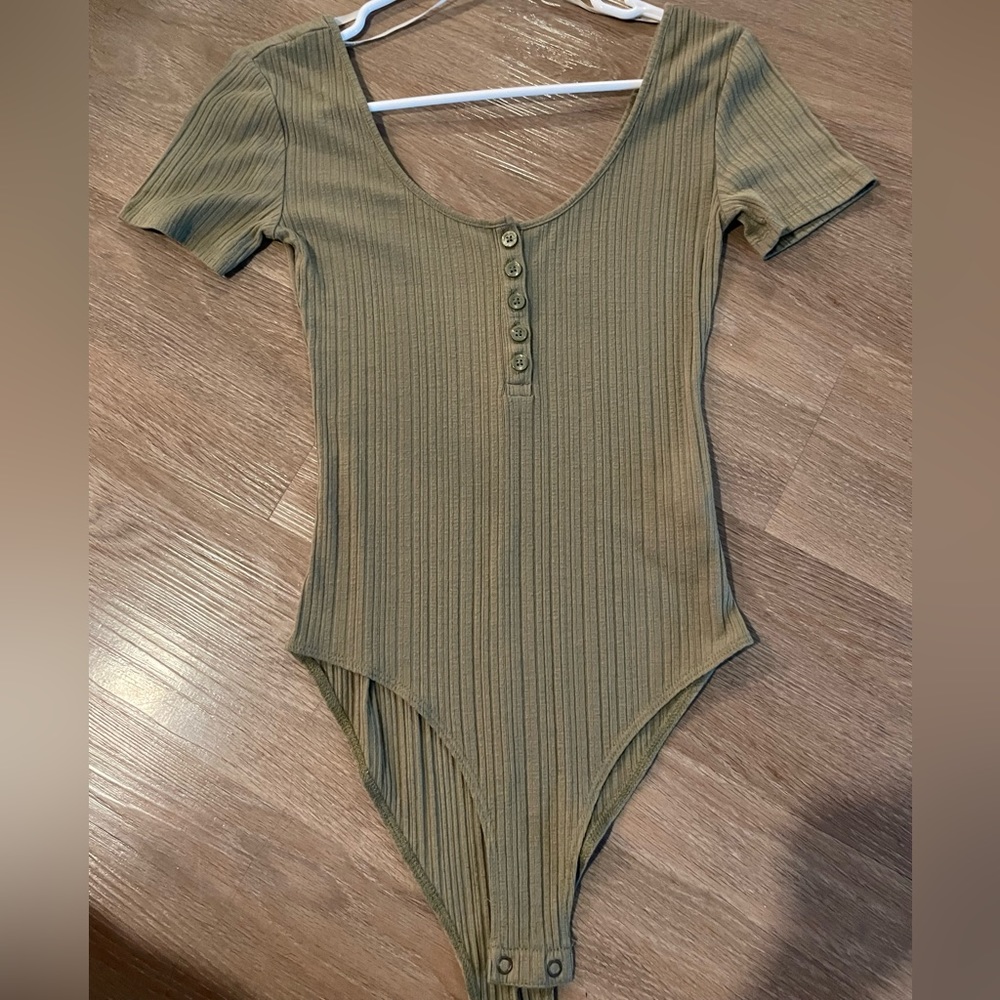 Olive bodysuit tee 💚